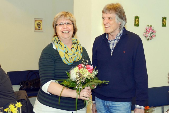 Karl-Heinz Czierpka „verabschiedete“ die hauptamtliche ZWAR-Mitarbeiterin Vera Romberg als Gruppenbetreuerin mit einem Blumenstrauß und dankte ihr dafür, dass sie es in zwei Jahren geschafft hat, die große Gruppe auf den Weg zu bringen, sich selbst zu organisieren. Czierpka: „Vera, die sind jetzt groß geworden und Du kannst sie nun ganz beruhigt von der Leine lassen.“