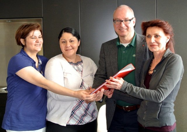 v.l.n.r.: H. Eshkoob, Vorsitzende Fachgruppe Systemgastronomie, Z. Torun, Gewerkschaftssekretärin, Matthias W. Birkwald MdB, Ulla Jelpke MdB