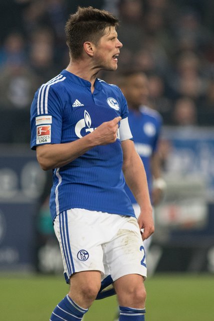Klaas-Jan Huntelaar führte den S04 gegen Leverkusen als Kapitän auf das Spielfeld.