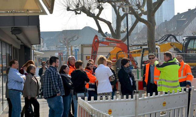 Zahlreiche Geschäftsleute und Anwohner kamen zur letzten Baustellenbegehung. Weiterhin informiert die Stadt Monheim alle 14 Tage über den aktuellen Stand der Dinge auf der Krischerstraße. | Foto: Stadt Monheim