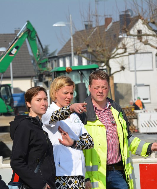 Baubereichsleiter Andreas Apsel erläutert Apothekerin Dr. Kornelia Geißler (Mitte) und Citiymanagerin Estelle Dageroth den weiteren Fortgang der Arbeiten. | Foto: Stadt Monheim