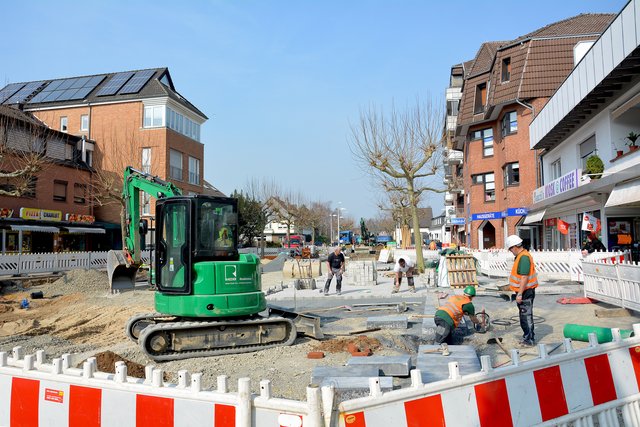 Im nördlichen Bereich der Großbaustelle haben die Pflasterarbeiten begonnen. Die Kanalarbeiten sind hier bereits abgeschlossen und weiter nach Süden gewandert. | Foto: Stadt Monheim