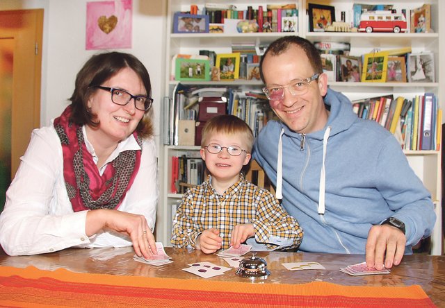 "Valentin wird in seinem Umfeld überall angenommen", sagen seine Eltern, Elke und Christian." | Foto: Thiele