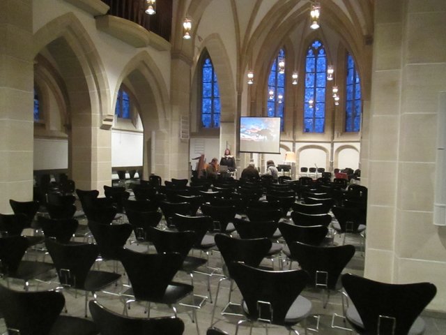 ...zu Ende... alle Stuhlreihen wieder leer...