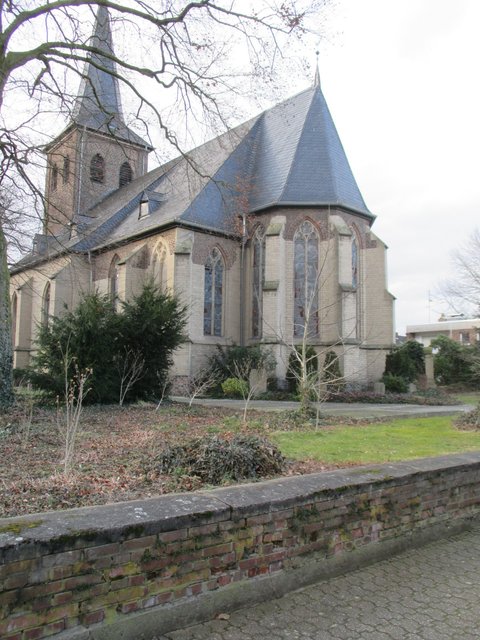 Schönes Örtchen mit schöner kleiner Kirche...