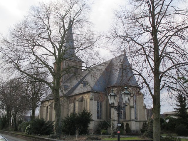 Schöne kleine Dorfkirche und... eine ziemlich alte dazu!
