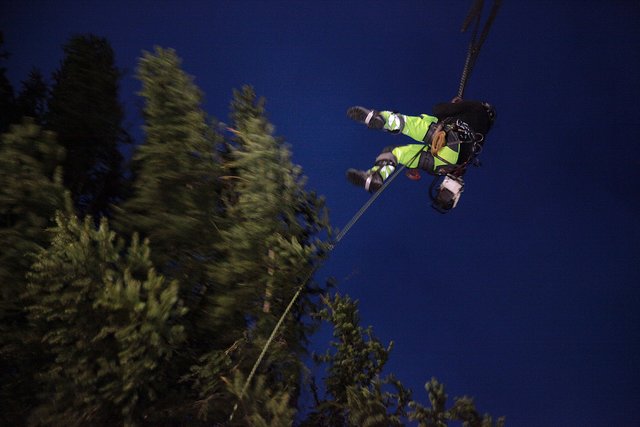 Patrick Wilke hängt am Kran, schwebt in den Baum. | Foto: Magalski