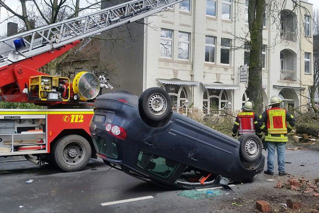 Der Baum traf in Unna mehrere Autos und einen Rollerfahrer. | Foto: René Werner / IDA-News
