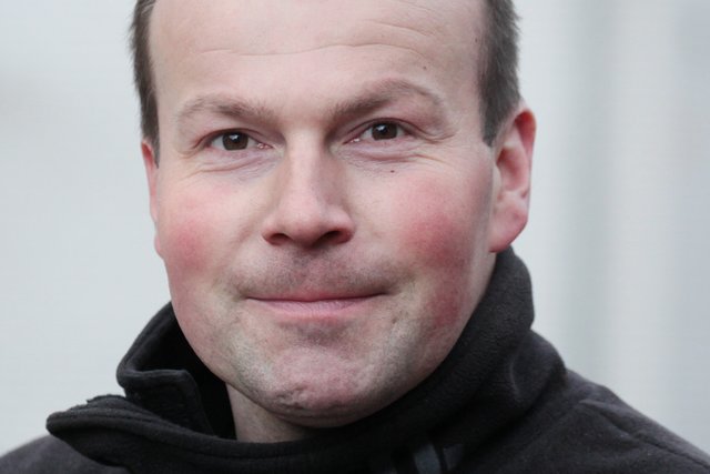 Patrick Wilke vom Baudienst Wilke rief einen schweren Autokran zur Einsatzstelle an der Langen Straße in Selm. | Foto: Magalski