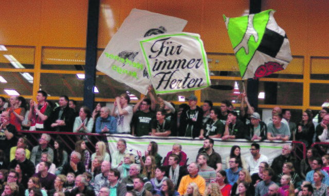 Die Fans sind da! Kein Hertener will, dass die Löwen absteigen. Das äußert sich auch in der Halle.
