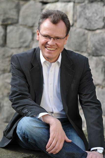 „Junge Familien ziehen nach Dinslaken oder kommen wieder hierher zurück.“ Bürgermeister Dr. Michael Heidinger. Foto: Büro Heidinger.