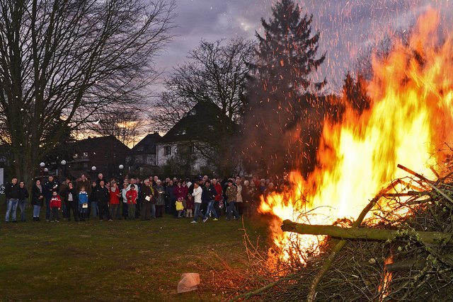 Gemeindemitglieder und Gäste der kath. Heilig-Kreuz Gemeinde erlebten auf der Festwiese hinter der Kirche das alljährliche stimmungsvolle Osterfeuer, welches von Pastor Andreas Lamm entzündet wurde. Foto: Kariger