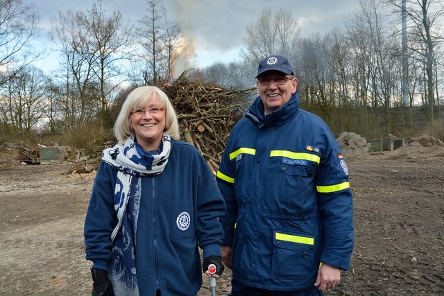 Landtagsabgeordnete Heike Gebhard (MdL) mit dem Ortsbeauftragten für Gelsenkirchen Peter Sworowski beim Traditionellen Osterfeuer am 04.04.2015(Foto:THW Gelsenkirchen,Kurt Gritzan)