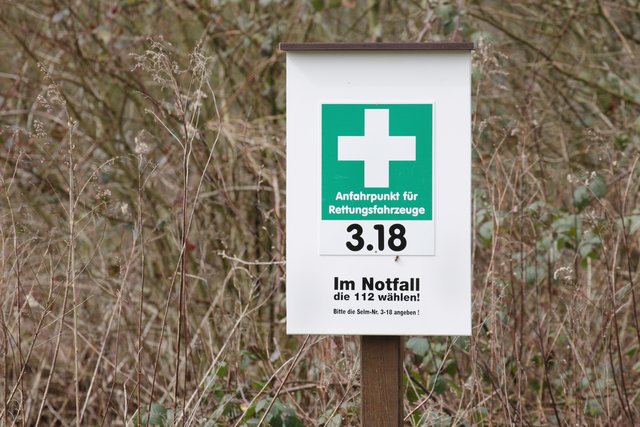 Anrufer finden auf den Schildern alle wichtigen Informationen für die Leitstelle.