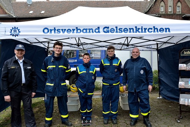 THW beim Anfahren in Beckhausen.Segnung von Motorradfahrer und Fahrradfahrer auf dem Marktplatz in Gelsenkirchen-Beckhausen am 11.04.2015.(Foto:Kurt Gritzan)