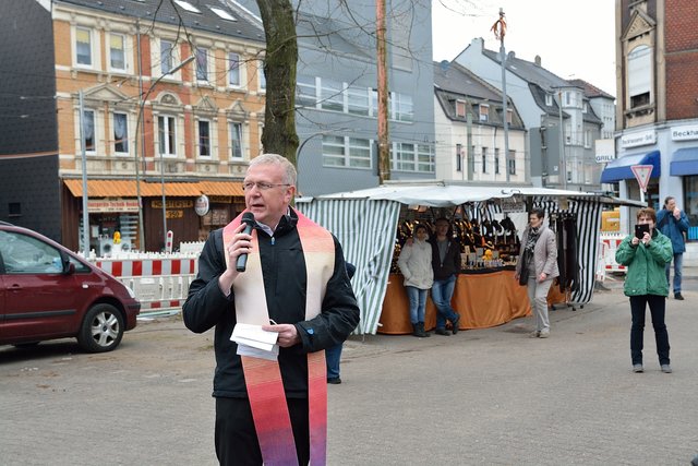 Pastor Bernd Steinrötter von der Liebfrauen-Gemeinde  .Anfahren in Beckhausen.Segnung von Motorradfahrer und Fahrradfahrer auf dem Marktplatz in Gelsenkirchen-Beckhausen am 11.04.2015.(Foto:Kurt Gritzan)