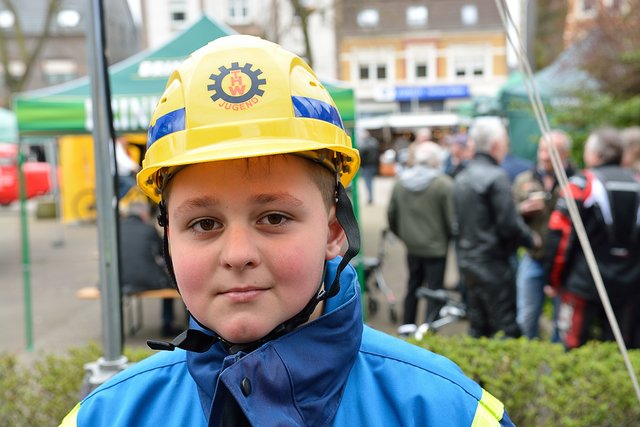THW Jugend beim Anfahren in Beckhausen.Segnung von Motorradfahrer und Fahrradfahrer auf dem Marktplatz in Gelsenkirchen-Beckhausen am 11.04.2015.(Foto:Kurt Gritzan)