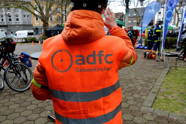 Der ADFC beim Anfahren in Beckhausen.Segnung von Motorradfahrer und Fahrradfahrer auf dem Marktplatz in Gelsenkirchen-Beckhausen am 11.04.2015.(Foto:Kurt Gritzan)