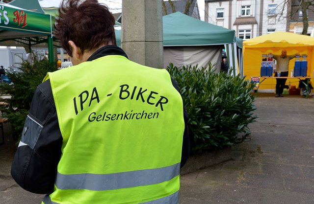 Anfahren in Beckhausen.Segnung von Motorradfahrer und Fahrradfahrer auf dem Marktplatz in Gelsenkirchen-Beckhausen am 11.04.2015.(Foto:Kurt Gritzan)