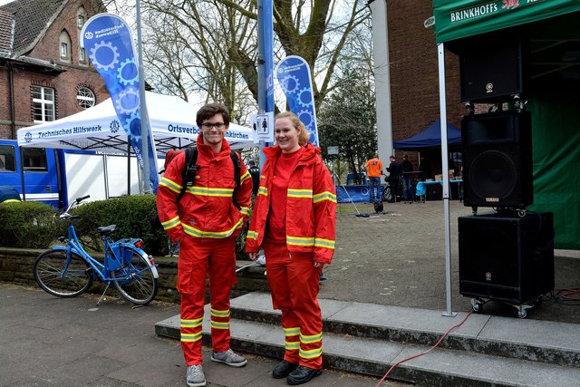 DLRG beim Anfahren in Beckhausen.Segnung von Motorradfahrer und Fahrradfahrer auf dem Marktplatz in Gelsenkirchen-Beckhausen am 11.04.2015.(Foto:Kurt Gritzan)