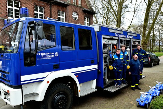 THW beim Anfahren in Beckhausen.Segnung von Motorradfahrer und Fahrradfahrer auf dem Marktplatz in Gelsenkirchen-Beckhausen am 11.04.2015.(Foto:Kurt Gritzan)