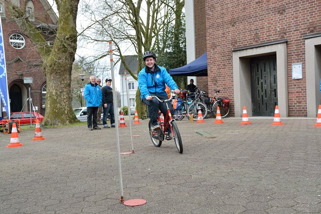 Der PSV beim Anfahren in Beckhausen.Segnung von Motorradfahrer und Fahrradfahrer auf dem Marktplatz in Gelsenkirchen-Beckhausen am 11.04.2015.(Foto:Kurt Gritzan)