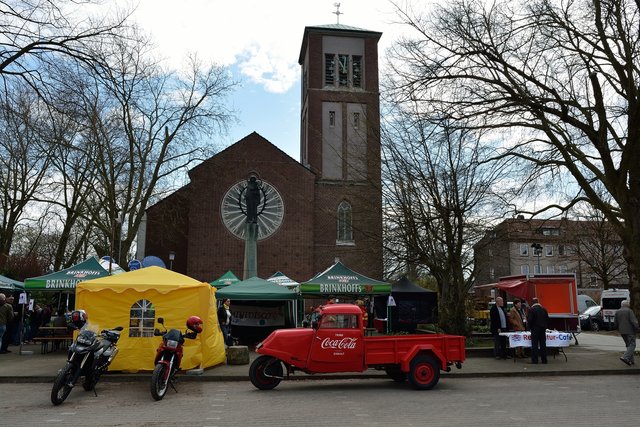 Anfahren in Beckhausen.Segnung von Motorradfahrer und Fahrradfahrer auf dem Marktplatz in Gelsenkirchen-Beckhausen am 11.04.2015.(Foto:Kurt Gritzan)