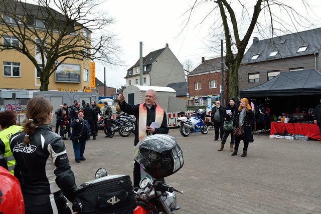 Anfahren in Beckhausen.Segnung von Motorradfahrer und Fahrradfahrer auf dem Marktplatz in Gelsenkirchen-Beckhausen am 11.04.2015.(Foto:Kurt Gritzan)