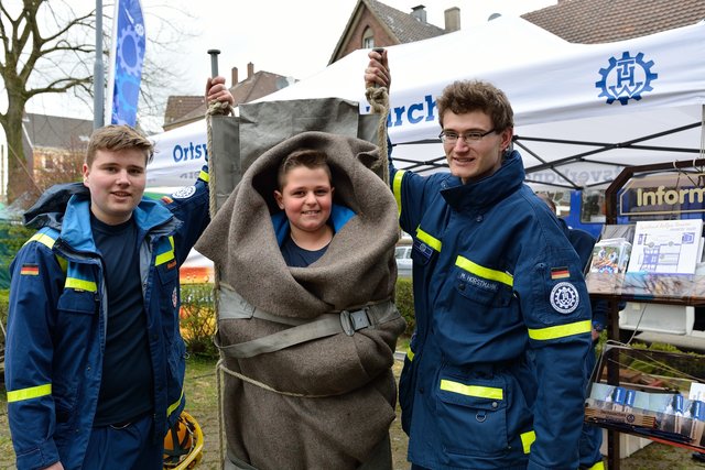 THW Jugend beim Anfahren in Beckhausen.Segnung von Motorradfahrer und Fahrradfahrer auf dem Marktplatz in Gelsenkirchen-Beckhausen am 11.04.2015.(Foto:Kurt Gritzan)