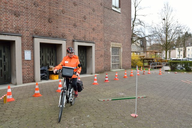 Der ADFC beim Anfahren in Beckhausen.Segnung von Motorradfahrer und Fahrradfahrer auf dem Marktplatz in Gelsenkirchen-Beckhausen am 11.04.2015.(Foto:Kurt Gritzan)