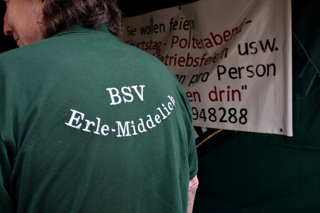 Anfahren in Beckhausen.Segnung von Motorradfahrer und Fahrradfahrer auf dem Marktplatz in Gelsenkirchen-Beckhausen am 11.04.2015.(Foto:Kurt Gritzan)