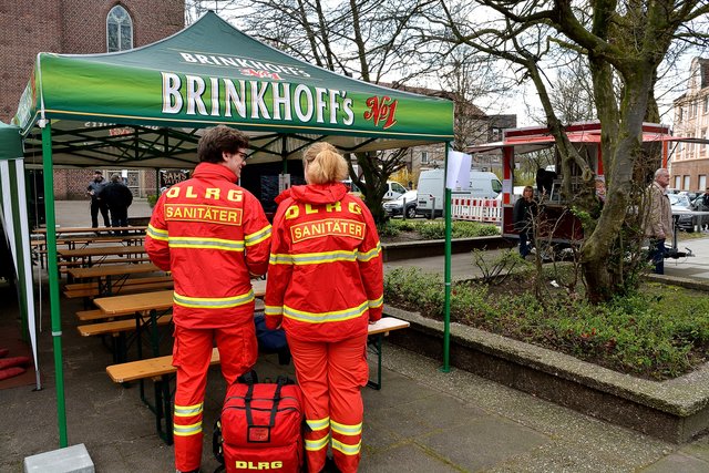 DLRG beim Anfahren in Beckhausen.Segnung von Motorradfahrer und Fahrradfahrer auf dem Marktplatz in Gelsenkirchen-Beckhausen am 11.04.2015.(Foto:Kurt Gritzan)