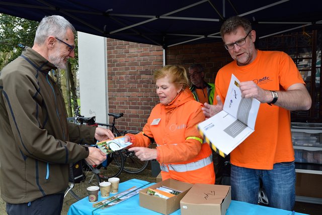 Der ADFC beim Anfahren in Beckhausen.Segnung von Motorradfahrer und Fahrradfahrer auf dem Marktplatz in Gelsenkirchen-Beckhausen am 11.04.2015.(Foto:Kurt Gritzan)