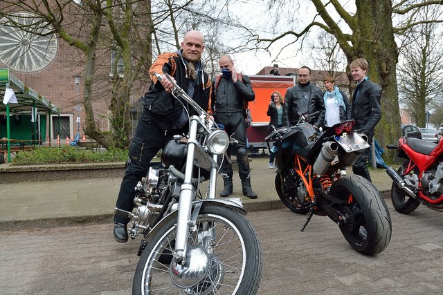 Anfahren in Beckhausen.Segnung von Motorradfahrer und Fahrradfahrer auf dem Marktplatz in Gelsenkirchen-Beckhausen am 11.04.2015.(Foto:Kurt Gritzan)