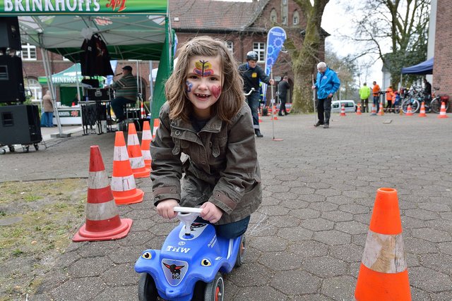 Kyra Marie beim Anfahren in Beckhausen.Segnung von Motorradfahrer und Fahrradfahrer auf dem Marktplatz in Gelsenkirchen-Beckhausen am 11.04.2015.(Foto:Kurt Gritzan)