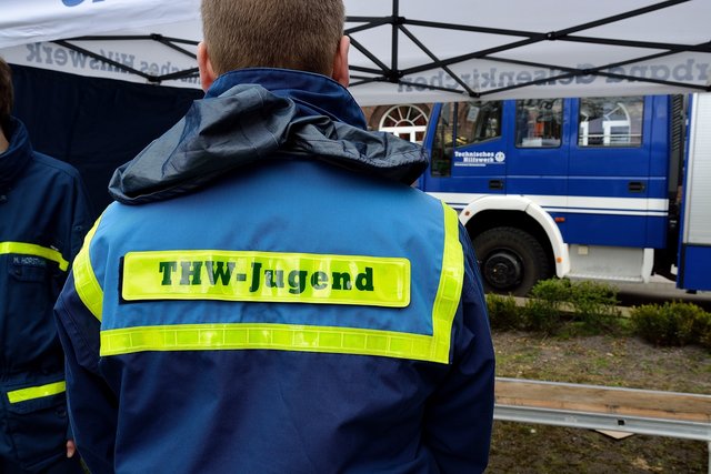 THW beim Anfahren in Beckhausen.Segnung von Motorradfahrer und Fahrradfahrer auf dem Marktplatz in Gelsenkirchen-Beckhausen am 11.04.2015.(Foto:Kurt Gritzan)