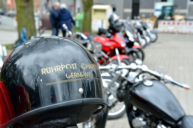 Anfahren in Beckhausen.Segnung von Motorradfahrer und Fahrradfahrer auf dem Marktplatz in Gelsenkirchen-Beckhausen am 11.04.2015.(Foto:Kurt Gritzan)