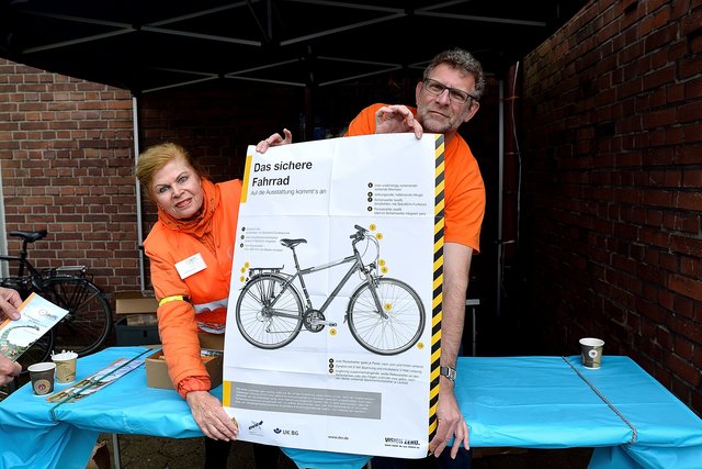 Der ADFC beim Anfahren in Beckhausen.Segnung von Motorradfahrer und Fahrradfahrer auf dem Marktplatz in Gelsenkirchen-Beckhausen am 11.04.2015.(Foto:Kurt Gritzan)