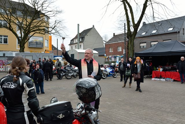 Anfahren in Beckhausen.Pastor Bernd Steinrötter von der Liebfrauen-Gemeinde segnet Motorradfahrer und Fahrradfahrer auf dem Marktplatz in Gelsenkirchen-Beckhausen am 11.04.2015.(Foto:Kurt Gritzan)
