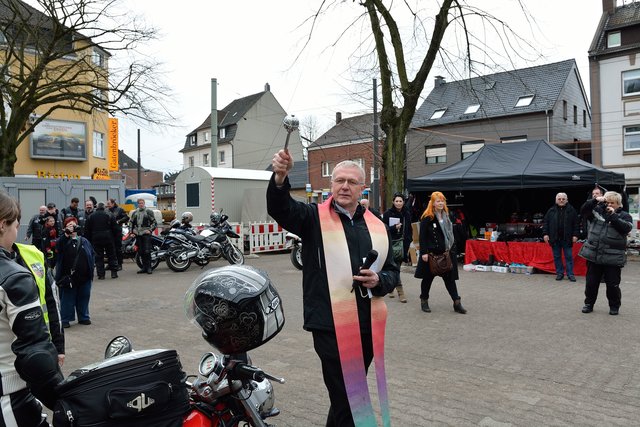 Pastor Bernd Steinrötter von der Liebfrauen-Gemeinde segnet Motorradfahrer und Fahrradfahrer auf dem Marktplatz in Gelsenkirchen-Beckhausen am 11.04.2015.(Foto:Kurt Gritzan)