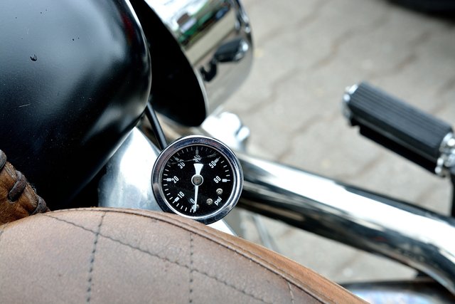 Anfahren in Beckhausen.Segnung von Motorradfahrer und Fahrradfahrer auf dem Marktplatz in Gelsenkirchen-Beckhausen am 11.04.2015.(Foto:Kurt Gritzan)