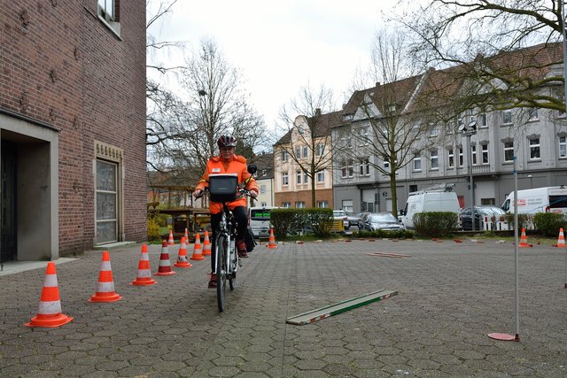 Der ADFC beim Anfahren in Beckhausen.Segnung von Motorradfahrer und Fahrradfahrer auf dem Marktplatz in Gelsenkirchen-Beckhausen am 11.04.2015.(Foto:Kurt Gritzan)
