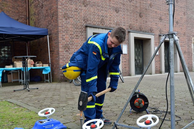 THW Jugend beim Anfahren in Beckhausen.Segnung von Motorradfahrer und Fahrradfahrer auf dem Marktplatz in Gelsenkirchen-Beckhausen am 11.04.2015.(Foto:Kurt Gritzan)