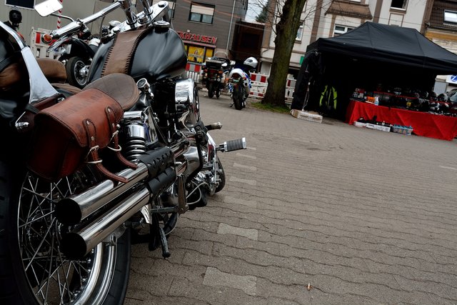 Anfahren in Beckhausen.Segnung von Motorradfahrer und Fahrradfahrer auf dem Marktplatz in Gelsenkirchen-Beckhausen am 11.04.2015.(Foto:Kurt Gritzan)