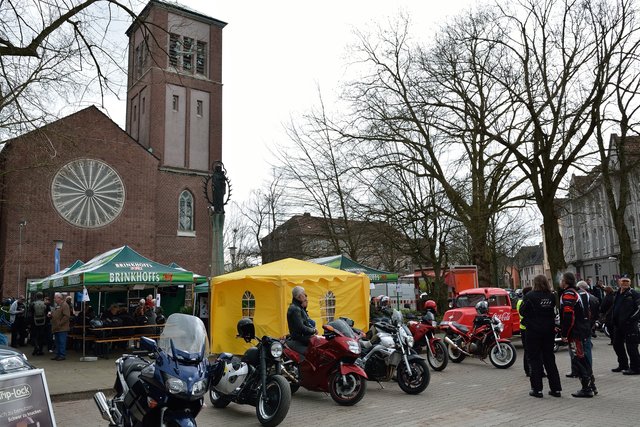 Anfahren in Beckhausen.Segnung von Motorradfahrer und Fahrradfahrer auf dem Marktplatz in Gelsenkirchen-Beckhausen am 11.04.2015.(Foto:Kurt Gritzan)