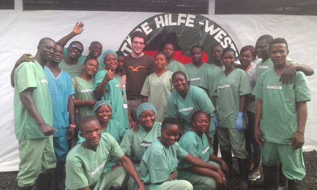Malte Engelhard beim Abschied von "seinem" Hygieneteam in Monrovia