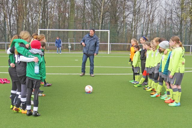 Der Spaß steht bei den U13-Juniorinnen im Vordergrund, trotzdem wird diszipliniert und konzentriert trainiert.