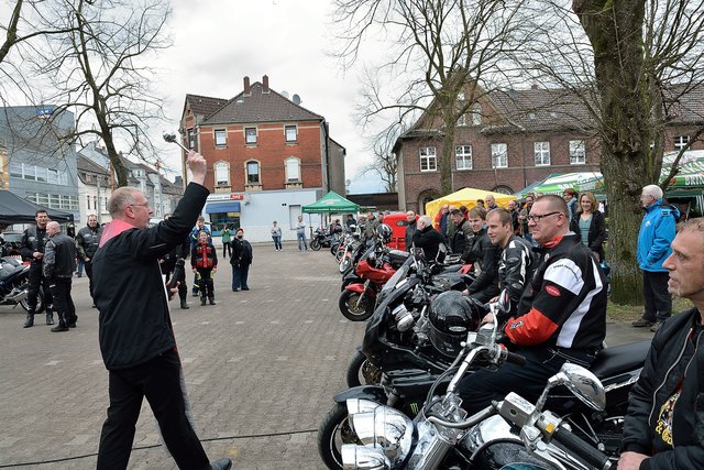 Pastor Bernd Steinrötter von der Liebfrauen-Gemeinde segnet  Motorradfahrer und Fahrradfahrer auf dem Marktplatz in Gelsenkirchen-Beckhausen am 11.04.2015.(Foto:Kurt Gritzan)