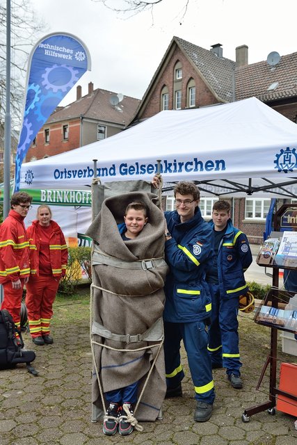 THW Jugend beim Anfahren in Beckhausen.Segnung von Motorradfahrer und Fahrradfahrer auf dem Marktplatz in Gelsenkirchen-Beckhausen am 11.04.2015.
