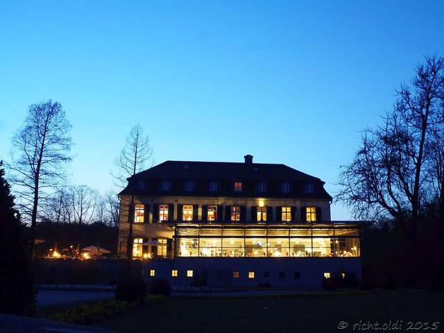 Das Restaurant im Anbau von Schloss Berge wirkt in der Abenddämmerung besonders heimelig. (Foto: T. Richter-Arnoldi)